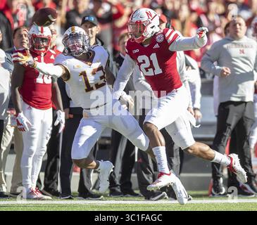 20. Oktober 2018 – Lincoln, NE, USA – USA – Nebraskas defensiver Rückwärter Lamar Jackson verhinderte den Wide Receiver Rashod Bateman, als Minnesota am Samstag, den 20. Oktober 2018 in Lincoln, NE, gegen Nebraska auftrat. (Kreditbild: Elizabeth Flores/Minneapolis Star Tribune/TNS via ZUMA Wire) Stockfoto