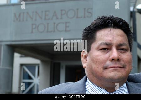 September 2005; Minneapolis, MN, USA; Minneapolis Sgt. Bill Blake auf dem 4. Revier während des Channen Interviews. Minnesota wird den ersten Native American Law Enforcement Summit vom 20. Bis 21. September abhalten. Sie wurde von Bill Blake organisiert, dessen Tochter Erica Rae vor drei Jahren durch Schüsse in einem Reservat in Wisconsin getötet wurde. Es wird Redner von Red Lake, Strafverfolgungsbehörden und Gruppen geben, die mit Fragen der Ureinwohner in Verbindung stehen. Blake war der Meinung, dass der Gipfel eine Möglichkeit war, seine schmerzhaften Gefühle über den Tod seiner Tochter in etwas Positives zu verwandeln. Obligatorische Gutschrift: Foto von /Minneapolis Stockfoto