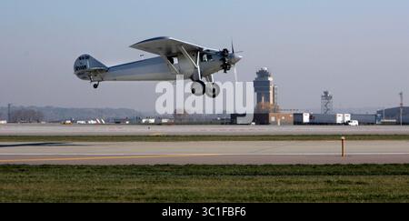 Oktober 2005; Bloomington, MN, USA; eine Nachbildung von Charles Lindberghs „The Spirit of St. Louis“, Piloten von Vern Jobst, ist das erste Flugzeug, das jemals von Minneapolis-St. gestartet wurde Die neue, vierte Start- und Landebahn des Paul International Airport wurde am Donnerstag, 27. Oktober 2005, in Minneapolis offiziell eröffnet. Die neue 8.000-Fuß-Landebahn 17/35 wird die Kapazität des Flughafens um 25 Prozent erhöhen. Die Oberfläche der Start- und Landebahn ist 20 Zoll dick und kostet 24. Millionen zu entwickeln. Ein Bandschnitt und ein Besuch durch Würdenträger führten den ersten Flug. Obligatorischer Gutschein: Foto von /Minneapolis Star T/ZUMA Press. (©) Copyright 2005 by Stockfoto