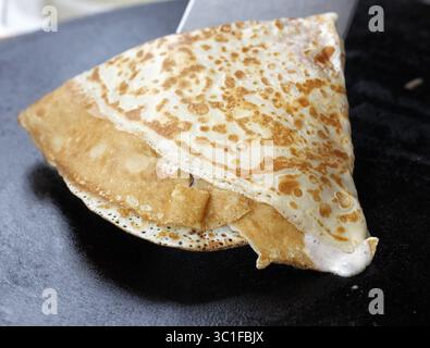 Mai 2011 - Minneapolis/St Paul, MN, USA - Aufgaben #20018084A  14. Mai 2011  SLUG: Taste5005xx  Liste mit 50 Dingen, die Sie für den jährlichen Geschmack 50 wissen müssen. AUF DIESEM FOTO: Crepes bei Merité. (Kreditbild: Tom Wallace/Minneapolis Star Tribune/TNS via ZUMA Wire) Stockfoto