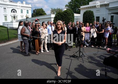 Washington, DC, USA. Juli 2025. Pressesprecherin Karoline Leavitt spricht am 22. Juli 2025 mit Reportern außerhalb des Westflügels des Weißen Hauses in Washington, DC, USA. Quelle: Yuri Gripas/Pool über CNP/dpa/Alamy Live News Stockfoto
