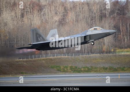 Ein F-22 Raptor der U.S. Air Force nutzt den After Burner, um von der Start- und Landebahn auf der Joint Base Elmendorf-Richardson, Alaska, am 26. Oktober 2018 zu starten. Die F-22 Stockfoto