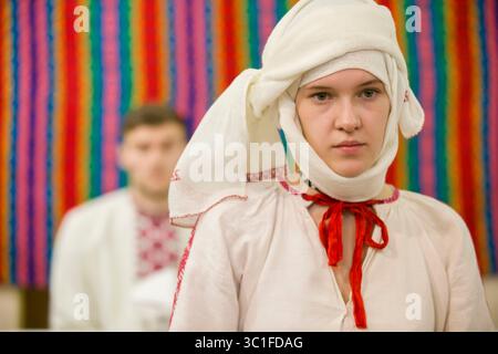 24. November 2018 - Gomel, Weißrussland - Wiederaufbau einer ethnischen altbelarussischen Hochzeit in der Zweigstelle des Vetka-Museums der altgläubigen. (Bild: © Sviatlana Lazarenka/ZUMA Wire) Stockfoto