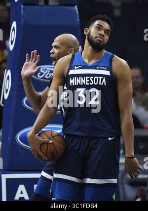 21. November 2018: NESOTA, USA – Minnesota Timberwolves Zentrum Karl-Anthony Towns (32) und Taj Gibson (67) sahen frustriert zu, nachdem Gibson im zweiten Quartal zu einem persönlichen Foul aufgerufen wurde, was zu einem Paar Denver Freiwürfe führte. ...Die Minnesota Timberwolves spielten am Mittwoch, 21. November 2018 im Target Center in Minneapolis, Minn. (Kreditbild: Aaron Lavinsky/Minneapolis Star Tribune/TNS via ZUMA Wire) Stockfoto