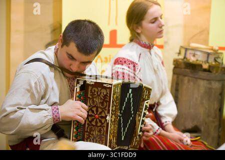 24. November 2018 - Gomel, Weißrussland - Wiederaufbau einer ethnischen altbelarussischen Hochzeit in der Zweigstelle des Vetka-Museums der altgläubigen. (Bild: © Sviatlana Lazarenka/ZUMA Wire) Stockfoto