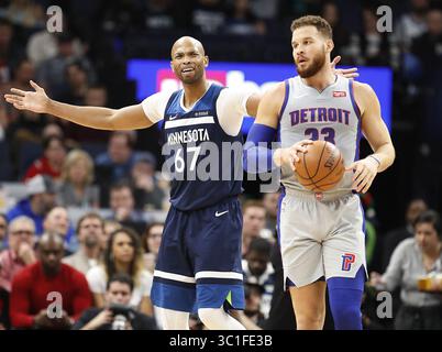 19. Dezember 2018: Minneapolis, MN, USA – Minnesota Timberwolves Stürmer Taj Gibson (67) reagiert auf ein Foul, das er in der ersten Halbzeit gegen Blake Griffin der Detroit Pistons (23) aufrief. ...HINTERGRUNDINFORMATIONEN: Die Minnesota Timberwolves spielen am Mittwoch, 19. Dezember 2018, im Target Center in Minneapolis gegen die Detroit Pistons. (Kreditbild: Leila Navidi/Minneapolis Star Tribune/TNS via ZUMA Wire) Stockfoto