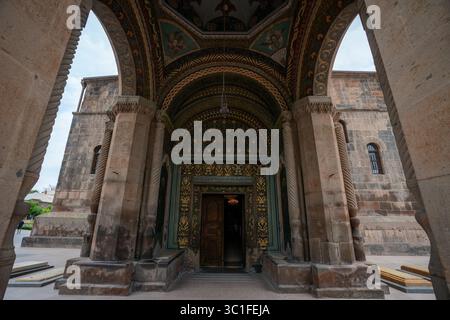 Der Mutterstuhl des Heiligen Etchmiadzin ist das herausragende Zentrum der Armenisch-Apostolischen Kirche in Etchmiadzin, Armenien Stockfoto