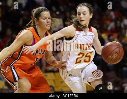 März 2012 - MPLS, MN - Minnesota, USA - USA - Girls State Basketball Turnier, Klasse 1A Viertelfinale, Williams Arena, Mountain Iron-Bhul vs. Sleepy Eye, 15.03.2012. (Von links nach rechts) Sydney Remus von Sleepy Eye verteidigte sich, als Mya Buffetta von Mountain Iron-Bhul zum Korb fuhr. /Star Tribune Sydney Remus, Mya Buffetta/Program. (Kreditbild: Bruce Bisping/Minneapolis Star Tribune/TNS via ZUMA Wire) Stockfoto