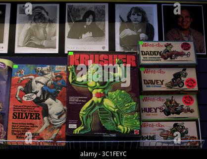 22. Januar 2013 - USA - Mr. Zeros Neuheitsgeschäft in Roseville, MN, hat alte Spielzeuge aus den 1960er Jahren zum Verkauf. Januar 2013. JOELKOYAMAâ€¢ Mr. Zeroâ€™s â€” der Name bezieht sich auf eine Episode der Monkees-Fernsehsendung â€” aus dem Jahr 1968, die eine breite Palette an Retro-Videospielen, Büchern, Spielzeug, CDs, Schallplatten, Kassetten, VHS-Bänder, Plattenspieler und Erinnerungsstücke. itâ ist ein Ort, an dem â œbrings Erinnerungen zurückbleiben, hoffentlich zum Besseren, â sagt Richard Schwinden, der Besitzer. (Kreditbild: Joel Koyama/Minneapolis Star Tribune/TNS via ZUMA Wire) Stockfoto