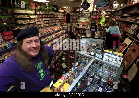 22. Januar 2013 - Richard Schwinden, Inhaber von Mr. Zeros Neuheitsgeschäft in Roseville, MN. Am 22. Januar 2013 stöbern Perry Lensing und seine 3-jährige Tochter Chloe Szenay aus Roseville im Geschäft. JOELKOYAMAâ€¢ Mr. Zeroâ€™s â€” der Name bezieht sich auf eine Episode der Monkees-Fernsehsendung â€” aus dem Jahr 1968, die eine breite Palette an Retro-Videospielen, Büchern, Spielzeug, CDs, Schallplatten, Kassetten, VHS-Bänder, Plattenspieler und Erinnerungsstücke. itâ ist ein Ort, an dem â œbrings Erinnerungen zurückbleiben, hoffentlich zum Besseren, â sagt Richard Schwinden, der Besitzer. (Bild: Joel Koyama/Minneapolis Star Tribune/TNS Via Stockfoto