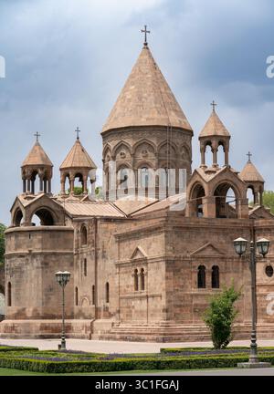 Der Mutterstuhl des Heiligen Etchmiadzin ist das herausragende Zentrum der Armenisch-Apostolischen Kirche in Etchmiadzin, Armenien Stockfoto