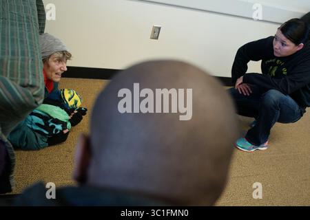 19. April 2017: St. Paul, MN, Minnesota, USA, USA – die Offiziere Lamichael Shead und Jessica Stiffarm handeln mit einer Obdachlosen, gespielt von Hamline-Professorin Carolyn Levy.St. Paul Police wird am Mittwochnachmittag mit Schauspielstudenten der Hamline University zusammenarbeiten, um im Haus Kriseninterventionsübungen durchzuführen. Richard (Kreditbild: Richard Tsong-Taatarii/Minneapolis Star Tribune/TNS via ZUMA Wire) Stockfoto