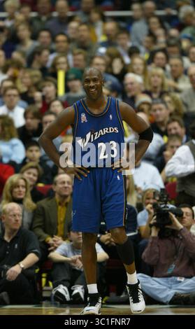 21. Januar 2002 - Minneapolis, Minnesota, USA - NEAPOLIS - 1/21/02 - die Timberwolves besiegten die Washington Wizards und Michael Jordan 105 - 101 Montagabend im Target Center... AUF DIESEM FOTO: Michael Jordan lächelt, während einige Fans ihn necken, während er darauf wartet, dass der Ball in der zweiten Spielhälfte zum Ende der Wizards kommt. (Bild: Jeff Wheeler/Minneapolis Star Tribune/TNS via ZUMA Wire) Stockfoto