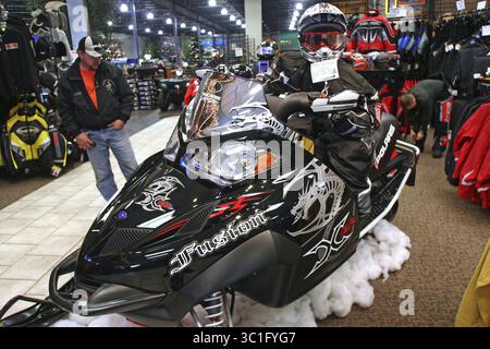 Dezember 2005; Watkins, MN, USA; ein 2006er Polaris Fusion Dragon Schneemobil, das bei Mies Outland Inc. in Watkins, MN, einem der größten Polaris-Händler der Welt, ausgestellt wird. Abgebildet am 22. Dezember 2005. Obligatorischer Gutschein: Foto von /Minneapolis Star T/ZUMA Press. (©) Copyright 2005 von Minneapolis Star T (Kreditbild: Bruce Bisping/Minneapolis Star Tribune/TNS via ZUMA Wire) Stockfoto