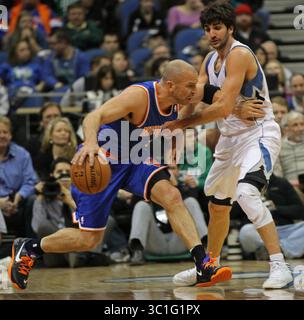 8. Februar 2013 – USA – (von links nach rechts) New York Nicks Jason Kidd fuhr im ersten Quartal am 8.2.2013 auf Minnesota Timberwolves Ricky Rubio. /Star Tribune Jason Kidd, Ricky Rubio/Roster. (Kreditbild: Bruce Bisping/Minneapolis Star Tribune/TNS via ZUMA Wire) Stockfoto