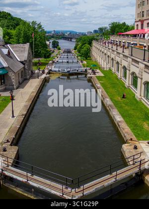 Die Schleusen am Rideau Canal mit dem Ottawa River am Ende, das Chateau Laurier auf der linken Seite, Blick von der Wellington Street, Ottawa, Ontario, Kanada Stockfoto