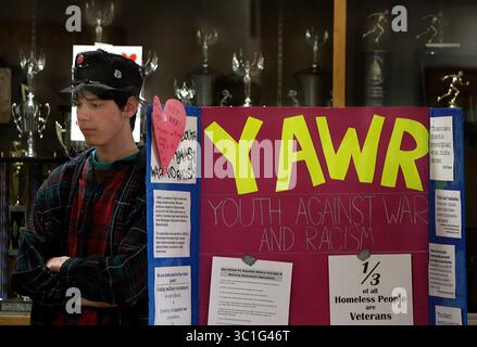 31. Januar 2007 - St. Paul, MN, USA - ANDRES VARELA-PAUL, 16 Jahre alt, steht während der Mittagsstunde an einem Tisch der Studentenorganisation Youth Against war and Rassismus. Die Gruppe möchte, dass Besuche der Schule durch Anwerber des Armed Services eingeschränkt werden und dass die Schüler darauf aufmerksam machen können, dass sie unsere persönliche Information an das Militär weitergeben können. (Bild: Jim Gehrz/Minneapolis Star Tribune/TNS via ZUMA Wire) Stockfoto