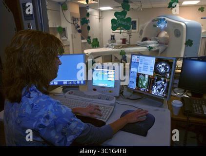 März 2007 - Minneapolis, MN, USA - Ein CT-Techniker führt einen CT-Scan bei einem Patienten mit Bauchschmerzen im Abbott Northwestern Hospital durch. CT steht für Computertomographie. Es wurde eine Studie veröffentlicht, die die Nützlichkeit von CT-Scans bei der Bekämpfung von Lungenkrebs in Frage stellt. (Kreditbild: Joey McLeister/Minneapolis Star Tribune/TNS via ZUMA Wire) Stockfoto