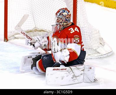 14. Februar 2019: Sunrise, FL, USA – der Florida Panthers-Torwart James Reimer (34) reagiert, nachdem Matthew Tkachuk bei der Schießerei im BB&T Center in Sunrise, Florida, am Donnerstag, den 14. Februar 2019 einen Schuss verpasst hat. Die Panthers gewannen mit 3:2 im Schießstand. (Bild: © David Santiago/Miami Herald/TNS via ZUMA Wire) Stockfoto