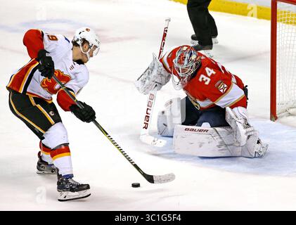 14. Februar 2019: Sunrise, FL, USA - Matthew Tkachuk (19) verpasst am Donnerstag, den 14. Februar 2019 im BB&T Center in Sunrise, Florida, einen Schuss gegen den Florida Panthers-Torwart James Reimer (34). Die Panthers gewannen mit 3:2 im Schießstand. (Bild: © David Santiago/Miami Herald/TNS via ZUMA Wire) Stockfoto