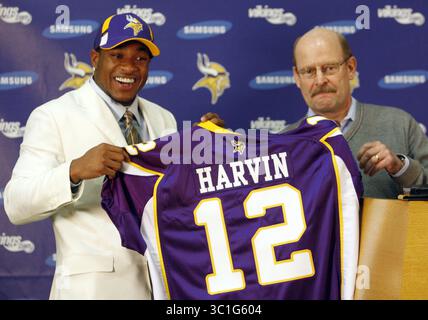 26. April 2009 – Eden Prairie, MN, USA – 26. April 2009 – Eden Prairie, MN – Minnesota Vikings – Winter Park – NFL – der Draft Pick der Vikings Percy Harvin von der University of Florida wird an einer Pressekonferenz teilnehmen. Brad Childress (rechts) und Percy Harvin (links) posierten am Sonntagnachmittag für Fotos. (Kreditbild: Carlos Gonzalez/Minneapolis Star Tribune/TNS via ZUMA Wire) Stockfoto