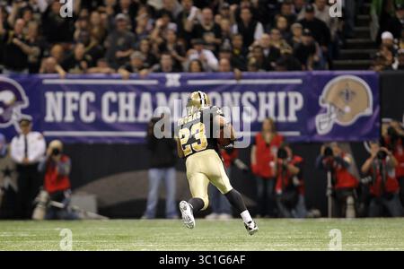 24. Januar 2010 - New Orleans, LA, USA - 24. Januar 2010 ð New Orleans, LA ð Louisiana Superdome ð NFL ð NFC Championship Game ð Minnesota Vikings vs. New Orleans Saints Pierre Thomas (25) lief im ersten Quartal für einen Touchdown an. New Orleans besiegte Minnesota mit einem Endwert von 31-28 in Overtime. (Kreditbild: Carlos Gonzalez/Minneapolis Star Tribune/TNS via ZUMA Wire) Stockfoto