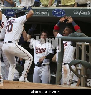 13. Juni 2017: Minneapolis, MN, USA – Minnesota Twins verließ den Feldspieler Eddie Rosario im Dugout von Kennys Vargas begrüßt, nachdem er im dritten Inning seine zweiten zwei Läufe homer des Spiels getroffen hatte. Die Zwillinge standen den Seattle Mariners in einem MLB-Baseballspiel am Mittwoch Abend, dem 13. Juni 2017, im Target Field in Minneapolis gegenüber. (Bild: Jeff Wheeler/Minneapolis Star Tribune/TNS via ZUMA Wire) Stockfoto