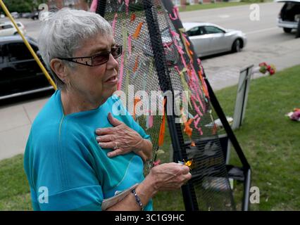 17. Juni 2017 - spricht über den Schmerz fühlt sie für Kastilien-Familie und die Gemeinschaft Samstag, 17. Juni 2017, in Falcon Heights, MN Falcon Heights, MN, USA - Vereinigte Staaten - Judy Baldwin, lebt in der Nähe der Stelle wo Philando Kastilien tödlich während einer Verkehrskontrolle von St. Anthony Polizist Jeronimo Yanez im Juli letzten Jahres gedreht wurde. Yanez wurde von allen Aufladungen in einem Urteil im Ramsey County Courthouse Freitag freigesprochen. Baldwin war ein Denkmal für Kastilien handgemachte Origami-Kraniche Inverkehrbringen und will in den kommenden Monaten 1000 Kraniche aus Papier zur Website hinzufügen. Japanische Legende besagt, Stockfoto