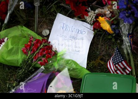 Juni 2017 - Falcon Heights, MN, USA - USA - Blumen und Nachrichten stapeln sich am Samstag, 17. Juli 2017 in Falcon Heights, MN, in der Nähe des Ortes, an dem Philando Castile während eines Verkehrsstopps durch den Polizeibeamten Jeronimo Yanez vom St. Anthony letzten Juli tödlich erschossen wurde. Yanez wurde freigesprochen von allen Anklagepunkten in einem Urteil im Ramsey County Courthouse am Freitag... ...... Yanez AftermathAmy Brisbane,cq (Kreditbild: David Joles/Minneapolis Star Tribune/TNS via ZUMA Wire) Stockfoto