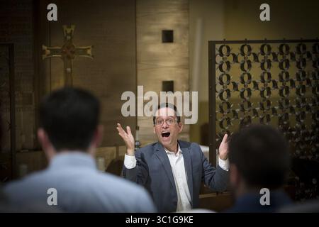 22. Juni 2017 – St. Paul, MN, USA – USA – Dirigent Paul Weber führte am Donnerstag, 22. Juni 2017 in St. Paul, MN, eine Probe mit Musikern in der St. Thomas Kapelle auf dem Campus der Thee University of St. Thomas durch. (Kreditbild: Elizabeth Flores/Minneapolis Star Tribune/TNS via ZUMA Wire) Stockfoto