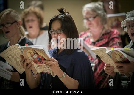 22. Juni 2017 - St. Paul, MN, USA - USA - Jacqueline Paras und andere Musiker Proben unter der Leitung von Dirigent Paul Weber in der St. Thomas Kapelle auf dem Campus der Thee University of St. Thomas am Donnerstag, 22. Juni 2017 in St. Paul, MN. (Kreditbild: Elizabeth Flores/Minneapolis Star Tribune/TNS via ZUMA Wire) Stockfoto