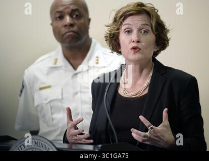 18. Juli 2017 - Minneapolis, MN, USA - DATEI - in diesem Dienstag, 18. Juli 2017, Datei Foto, Bürgermeisterin Betsy Hodges und Assistenzpolizeichef Medaria Arradondo sprechen über die jüngsten Entwicklungen beim Tod von Justine Damond in Minneapolis. Hodges bestätigte in einem Facebook-Beitrag am 23. August 2017, dass sie am 19. Juli, vier Tage nachdem Justine Damond am 15. Juli ermordet wurde, nach Los Angeles geflogen sei, um eine Spendenaktion mit dem Bürgermeister von L.A. Eric Garcetti zu veranstalten. (Kreditbild: Richard Tsong-Taatarii/Minneapolis Star Tribune/TNS via ZUMA Wire) Stockfoto