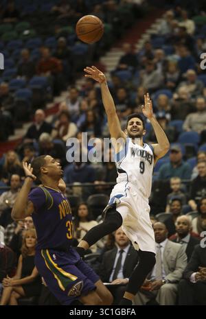 4. Februar 2016: Minneapolis, MN, USA: Der Timberwolves-Wärter Ricky Rubio (9) wurde 31 von der Verteidigung des Pelicaner-Wärters Bryce Dejean-Jones abgeworfen. Die Minnesota Timberwolves standen den New Orleans Pelicans in einem NBA-Basketballspiel am 8. Februar 2016 im Target Center in Minneapolis gegenüber. (Bild: Jeff Wheeler/Minneapolis Star Tribune/TNS via ZUMA Wire) Stockfoto