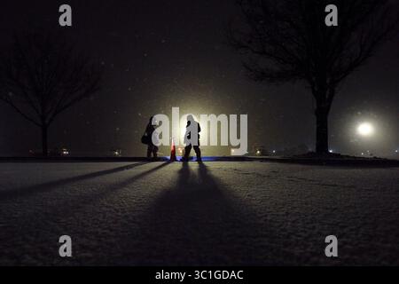 8. Februar 2019 – Boise, Idaho, USA – Flieger des 124th Fighter Wing vermessen die Gegend um Gebäude in voller Schutzausrüstung während einer großen Readiness-Übung im Gowen Field, Boise, Idaho. Die Übung begann am 8. Februar und dauerte vom frühen Morgen bis in die Nacht bis zum 10. Februar. Sie ist von entscheidender Bedeutung, um sicherzustellen, dass Airmen auf alle möglichen Szenarien vorbereitet sind. (Bild: © U.S. National Guard/ZUMA Wire/ZUMAPRESS.com) Stockfoto