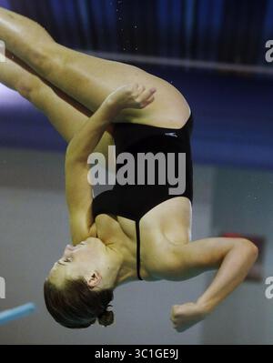 September 2014 - Stillwater, MN - Minnesota, USA - bei Stillwater Jr. High, Stillwater H.S. Taucherin Liz Click ging ihre Routine für ein Treffen später in der Nacht durch./ (Kreditbild: Richard Tsong-Taatarii/Minneapolis Star Tribune/TNS via ZUMA Wire) Stockfoto