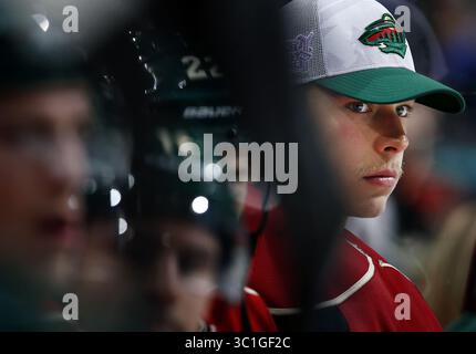 26. November 2014: St. Paul, MN, USA – Minnesota Wild-Torwart Darcy Kuemper (35) schaute in der zweiten Periode von der Bank zu. Kuemper gab in der ersten Periode vier Tore auf und wurde in der zweiten Periode durch Niklas Backstrom ersetzt. - 26. November 2014, St. Paul, Minn., Xcel Energy Center, NHL, Minnesota Wild vs. (LA) Los Angeles Kings (Kreditbild: Carlos Gonzalez/Minneapolis Star Tribune/TNS via ZUMA Wire) Stockfoto