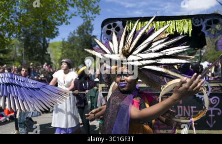 Mai 2016 – Minneapolis, MN, USA – Crystal Badio marschierte bei der 42. Jährlichen Maiparade am Sonntag, 1. Mai 2016 in Minneapolis, MN. Die Wiedergutmachung unserer Seele ehrte Andrew Thomas, Kirk Washington Jr. und Prince. Die 42. Jährliche Maiparade und das Festival. Wie immer wird es im Herzen des Biest Puppet and Mask Theatre gespielt. / (Bild: Jerry Holt/Minneapolis Star Tribune/TNS via ZUMA Wire) Stockfoto