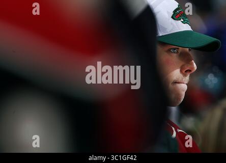 26. November 2014: St. Paul, MN, USA – Minnesota Wild-Torwart Darcy Kuemper (35) schaute in der zweiten Periode von der Bank zu. Kuemper gab in der ersten Periode vier Tore auf und wurde in der zweiten Periode durch Niklas Backstrom ersetzt. - 26. November 2014, St. Paul, Minn., Xcel Energy Center, NHL, Minnesota Wild vs. (LA) Los Angeles Kings (Kreditbild: Carlos Gonzalez/Minneapolis Star Tribune/TNS via ZUMA Wire) Stockfoto