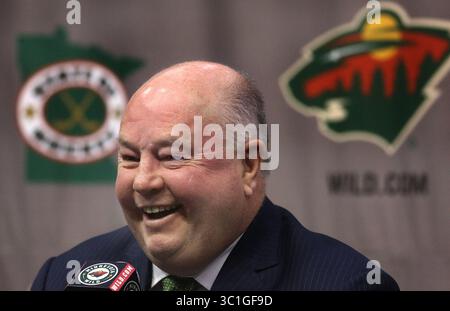 10. Mai 2016: Bruce Boudreau, Cheftrainer von New Minnesota Wild, St. Paul, MN, USA, beantwortete Fragen während einer Pressekonferenz im Xcel Energy Center. / St. Paul, MN / 10. Mai 2016 /12:00 Uhr – HINTERGRUNDINFORMATION: The Minnesota Wild stellt Head Coach Bruce Boudreau den Medien auf einer Pressekonferenz am Dienstag, den 10. Mai, um 12.00 Uhr auf dem Boden des Xcel Energy Center vor. (Bild: Jim Gehrz/Minneapolis Star Tribune/TNS via ZUMA Wire) Stockfoto