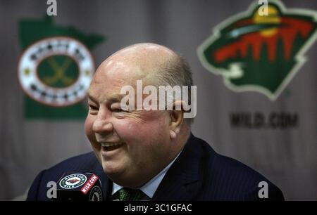 10. Mai 2016: Bruce Boudreau, Cheftrainer von New Minnesota Wild, St. Paul, MN, USA, beantwortete Fragen während einer Pressekonferenz im Xcel Energy Center. / St. Paul, MN / 10. Mai 2016 /12:00 Uhr – HINTERGRUNDINFORMATION: The Minnesota Wild stellt Head Coach Bruce Boudreau den Medien auf einer Pressekonferenz am Dienstag, den 10. Mai, um 12.00 Uhr auf dem Boden des Xcel Energy Center vor. (Bild: Jim Gehrz/Minneapolis Star Tribune/TNS via ZUMA Wire) Stockfoto