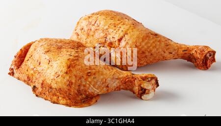 Hähnchenschenkel mit Kräutern isolierter Naturhintergrund mit Schnittpfad Stockfoto