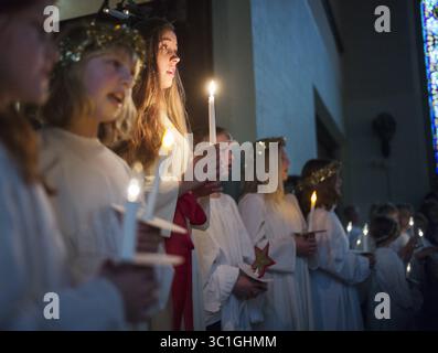 14. Dezember 2014 - Minneapolis, MN - Minnesota, USA - in der Norwegian Memorial Lutheran Church in Minneapolis, Juni Ofstedal, 15 spielte Santa Lucia selbst. Sie sagte: „Es war so aufregend, endlich Santa Lucia zu sein“, nachdem sie 6-7 Jahre lang an dem Wettbewerb teilgenommen hatte. Der Santa Lucia-Wettbewerb ist eine Feier der Heiligen Lucia, die Licht und Hoffnung in die Welt brachte. Der Santa Lucia Day, 13. Dezember, wird in ganz Skandinavien mit Musik, Wettbewerben in Kirchen und Schulen gefeiert. / (Bild: Richard Tsong-Taatarii/Minneapolis Star Tribune/TNS via ZUMA Wire) Stockfoto