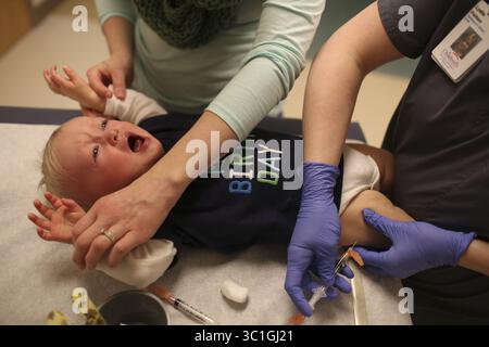 29. Jan. 2015 - Minneapolis, MN, USA - Weston Calcote, 1 heute, hat sich seinem MMR-Impfstoff im Children's Specialty Center im Children's Hospital in Minneapolis am Donnerstagnachmittag widersetzt. Am Tag, nachdem ein bestätigter Masernfall in einem Studenten der Vereinigten Staaten öffentlich bekannt gemacht wurde, brachte Anna Calcote ihren Sohn Weston in das Kinderspezialzentrum des Children's Hospital in Minneapolis für seine 12-monatige Serie von Aufnahmen an seinem ersten Geburtstag Donnerstagnachmittag, dem 29. Januar 2015 â¢. (Bild: Jeff Wheeler/Minneapolis Star Tribune/TNS via ZUMA Wire) Stockfoto