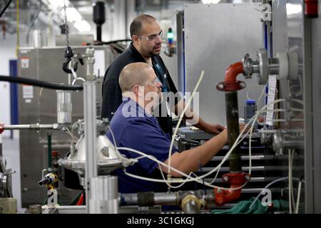 22. Oktober 2014 – Bloomington, MN, USA – George Luna, Left, und Paul Larson arbeiteten an Druckabfalltests bei der Donaldson Company, Mittwoch, 22. Oktober 104 in Bloomington, MN. (/STAR TRIBUNE) (Bild: Elizabeth Flores/Minneapolis Star Tribune/TNS via ZUMA Wire) Stockfoto