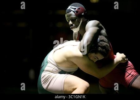 Januar 2015 - Brooklyn Park, MN, USA - Maple Grove's Jebah Doe, Lester Raeishean im Wrestled Park Center. (/STAR TRIBUNE) Wrestling Maple Grove vs Park Center High School in Brooklyn Park Min., Samstag, 29. Januar 2015. (Kreditbild: Kyndell Harkness/Minneapolis Star Tribune/TNS via ZUMA Wire) Stockfoto