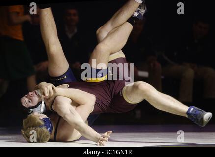 29. Januar 2015: Rosemount, MN, Minnesota, USA, bei Rosemount H.S. bei einem Wrestling-Treffen zwischen Rosemount und Lakeville South nahm Dalton Peterson (braun) mit Evan Sutherland aus Rosemount auf. / (Bild: Richard Tsong-Taatarii/Minneapolis Star Tribune/TNS via ZUMA Wire) Stockfoto