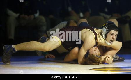 29. Januar 2015: Rosemount, MN, Minnesota, USA, bei Rosemount H.S. bei einem Wrestling-Treffen zwischen Rosemount und Lakeville South nahm Dalton Peterson (braun) mit Evan Sutherland aus Rosemount auf. / (Bild: Richard Tsong-Taatarii/Minneapolis Star Tribune/TNS via ZUMA Wire) Stockfoto