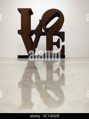 29. Januar 2015 - Minneapolis, MN, USA - LOVE , von Robert Indiana (1966-1998, Cor-ten Steel; Hrsg. 2/5) und die Figur eines Arbeiters am Walker spiegeln sich (links oben) in den Kunstwerken von Michelangelo Pistolettoâ, Uomo Alla Balconata (Mann auf einem Balkon) (1965, Öl, Graphit auf Papier auf Edelstahl) wider. â€¢ / Brooklyn Center, MN / 29. Januar , 2015 / 10:00 UHR / HINTERGRUNDINFORMATION: Anlässlich seines 75-jährigen Bestehens als Veranstaltungsort zeitgenössischer Kunst hat das Walker Art Center Geschenke von seinen Unterstützern angefordert, von denen 75 in '75 Geschenke für 75 Jahre'' zu sehen sind Stockfoto