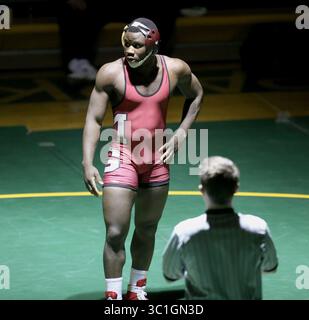 29. Januar 2015 - Brooklyn Park, MN, USA - Maple Groves Jebah Doe erhielt Anweisungen von seinen Trainern, als er Lester Raeishean im Park Center kämpfte. (/STAR TRIBUNE) Wrestling Maple Grove vs Park Center High School in Brooklyn Park Min., Samstag, 29. Januar 2015. (Kreditbild: Kyndell Harkness/Minneapolis Star Tribune/TNS via ZUMA Wire) Stockfoto