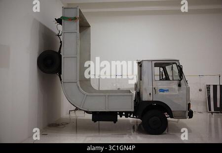 Januar 2015 – Minneapolis, MN, USA – Erwin Wurm, Truck (Baltic), 2005, Modified Truck. â€¢ / Brooklyn Center, MN / 29. Januar , 2015 / 10:00 UHR / HINTERGRUNDINFORMATION: Anlässlich seines 75-jährigen Bestehens als Veranstaltungsort zeitgenössischer Kunst hat das Walker Art Center Geschenke von seinen Unterstützern angefordert, von denen 75 bis 2. August in '75 Geschenke für 75 Jahre'' zu sehen sein werden. Die Show wurde am Donnerstag eröffnet (5. Februar). Daher wird die Geschichte/Rezension mit der Kuratorin Siri Engberg darüber sprechen, was sie gesucht haben, was sie bekommen haben und wie sie die „Bandbreite und Qualität der einzigartigen Kollektion des Walkers verbessert. (Kreditbild: Stockfoto